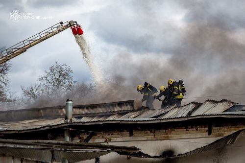 Понад 100 рятувальників ліквідували наслідки ворожої атаки на Тернопіль (фото, …