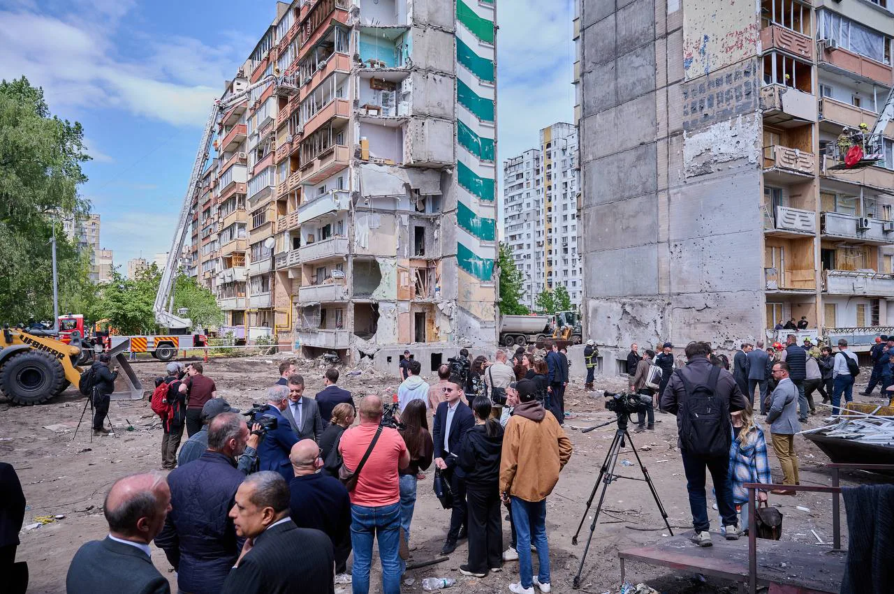 Понад 60 дипломатам показали місце влучання російської ракети у багатоповерхівку …