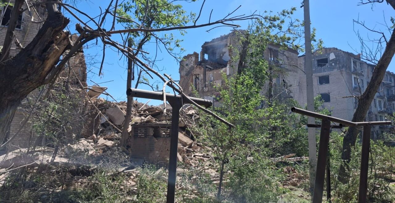 Понад 800 ударів, загиблий та поранені: наслідки російських обстрілів Запорізької …