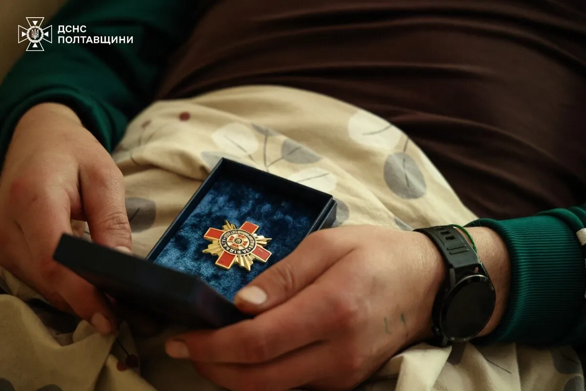 Пораненим після російського удару рятувальникам із Полтавщини вручили нагороди