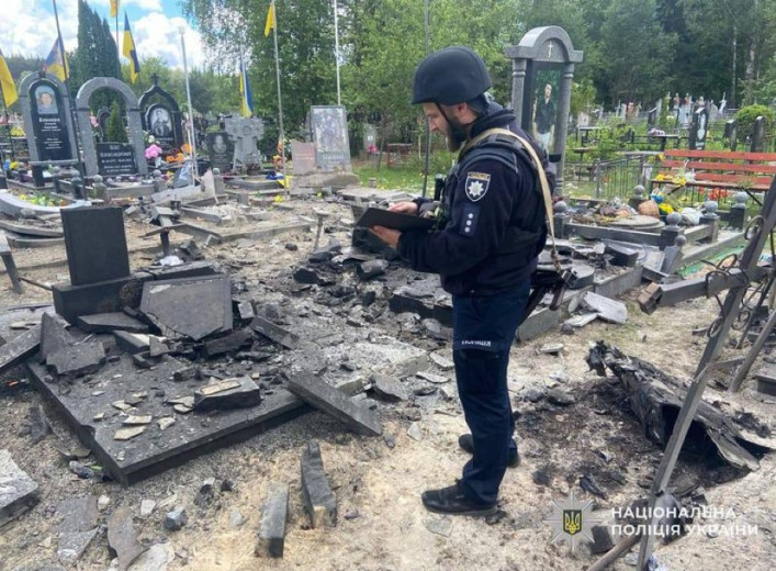 Поранено двоє людей: подробиці атаки росіян по кладовищу у Сновську