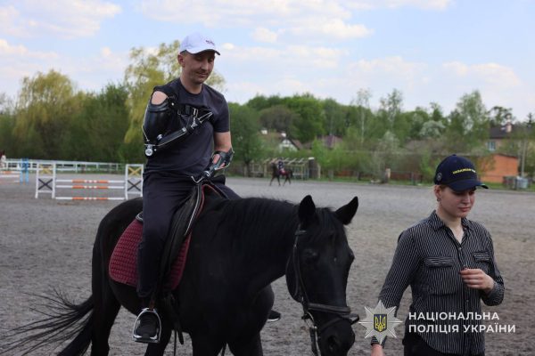 Поранені захисники Сумщини реабілітуються через іпотерапію