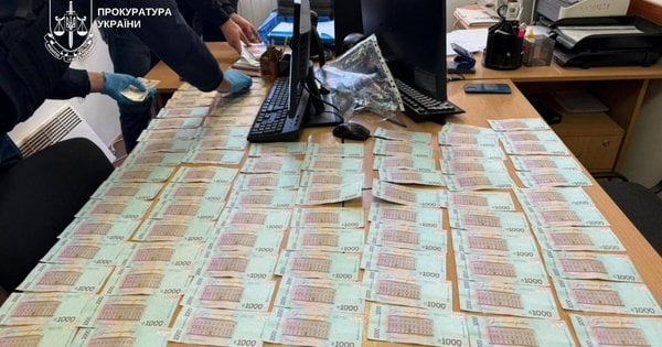 Посадовець Держекоінспекції Закарпаття вимагав за працевлаштування 3 тис. доларів