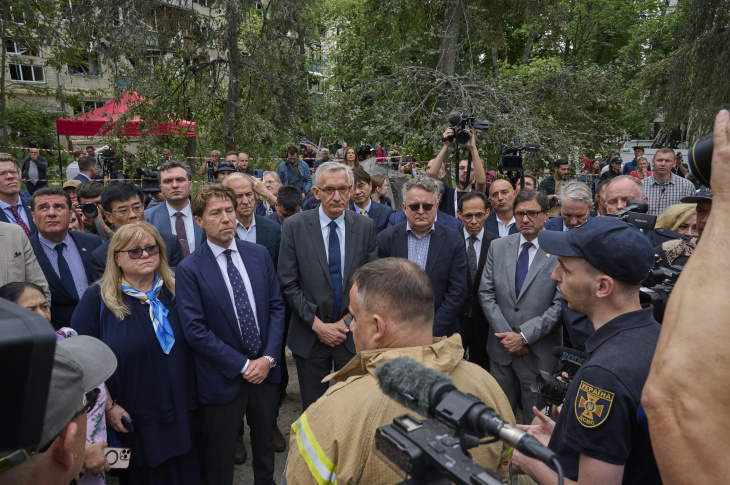 Посли іноземних держав відвідали місце трагедії у Києві