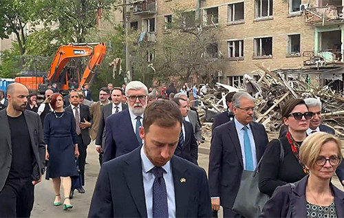 Посли іноземних держав відвідали місце удару на Лукʼянівці. ВІДЕО