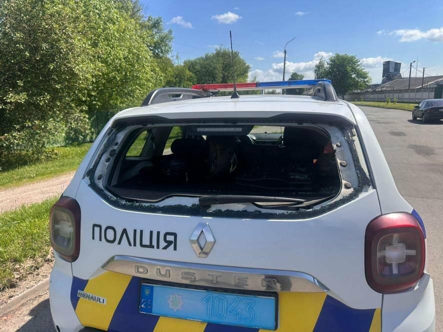 Постраждало троє патрульних: ворог атакував автомобіль поліції та магазин на …