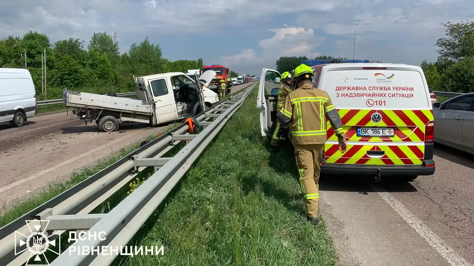 Потрощені буси та двоє травмованих: на Рівненщині рятувальники ліквідовували наслідки …