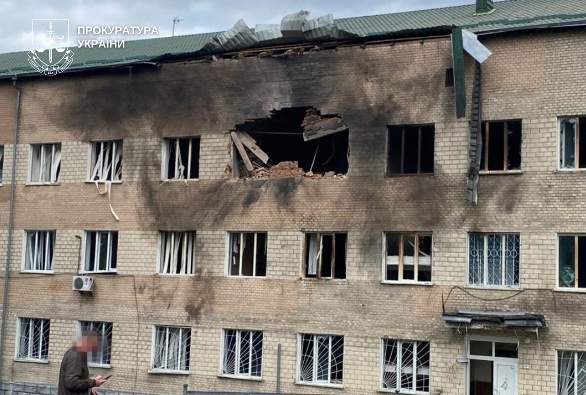 Пошкоджена адмінбудівля, медзаклад, автомобілі: у Хмельницькому документують наслідки атаки БпЛА …