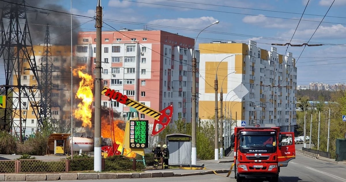 Пошкоджено чотири АЗС, є постраждалі. Окупанти другий день поспіль атакують …