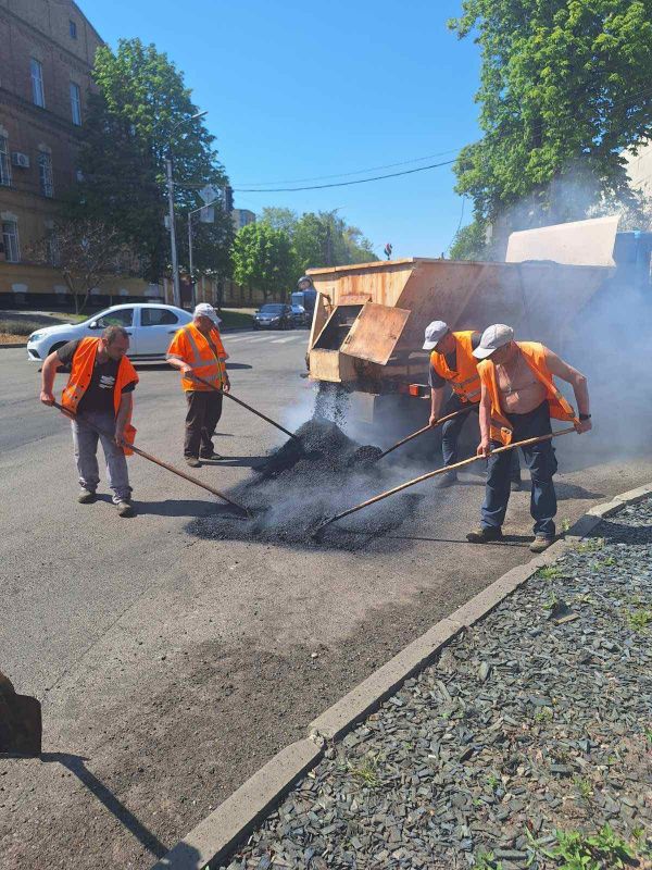 По Надпільній у Черкасах латали дорогу