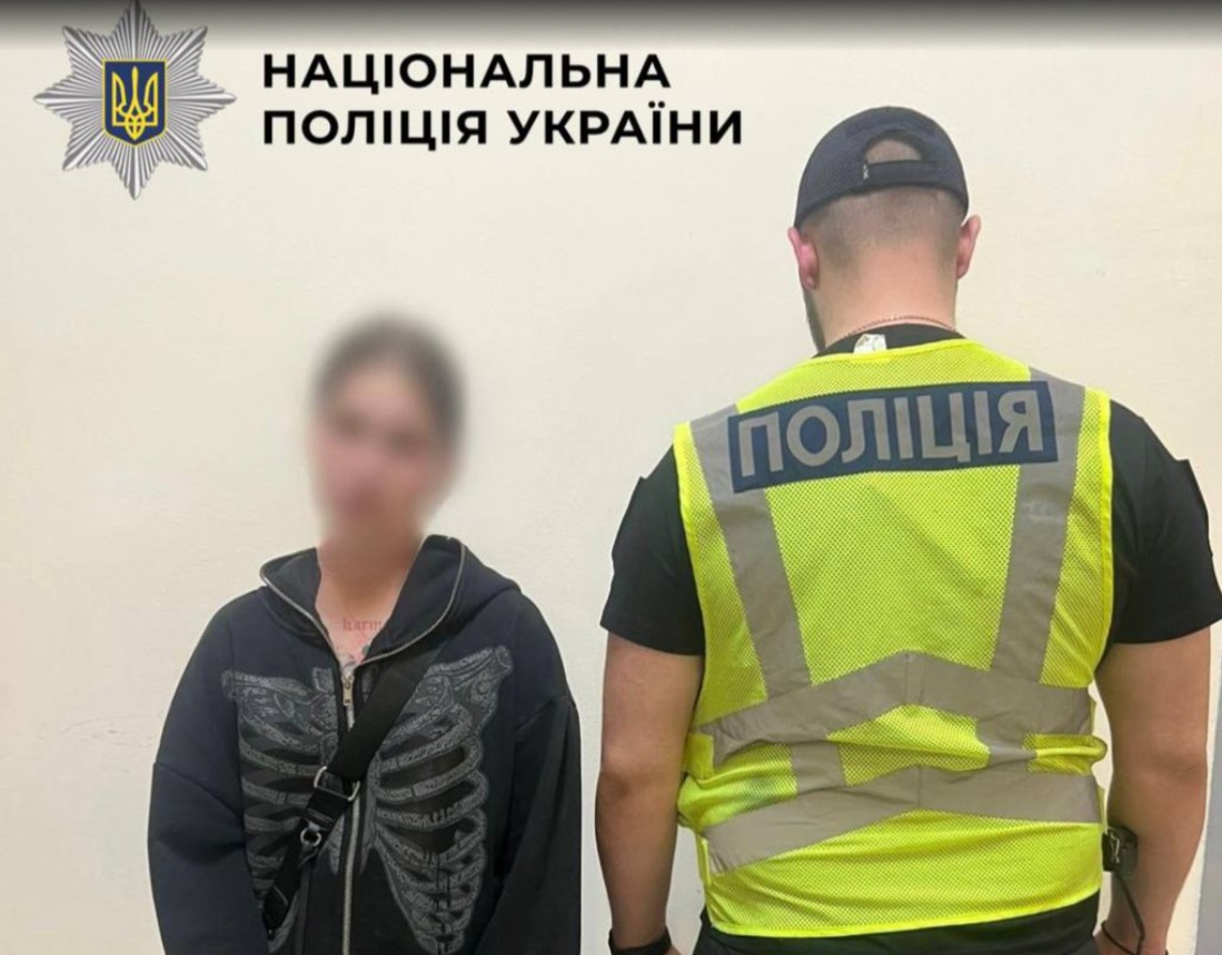 Правоохоронці затримали киянку, яка через зауваження побила військового пляшкою по …