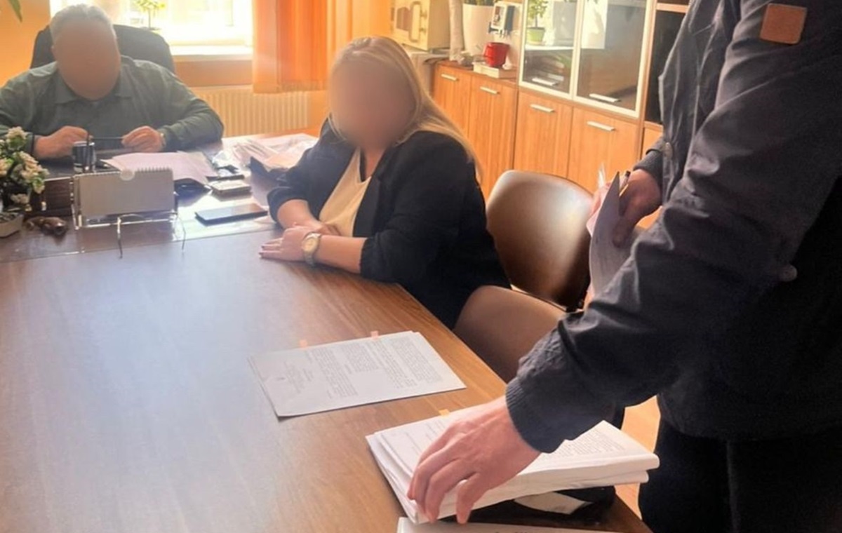 Правоохоронці затримали юристку сільради на Одещині за незаконне відведення землі …