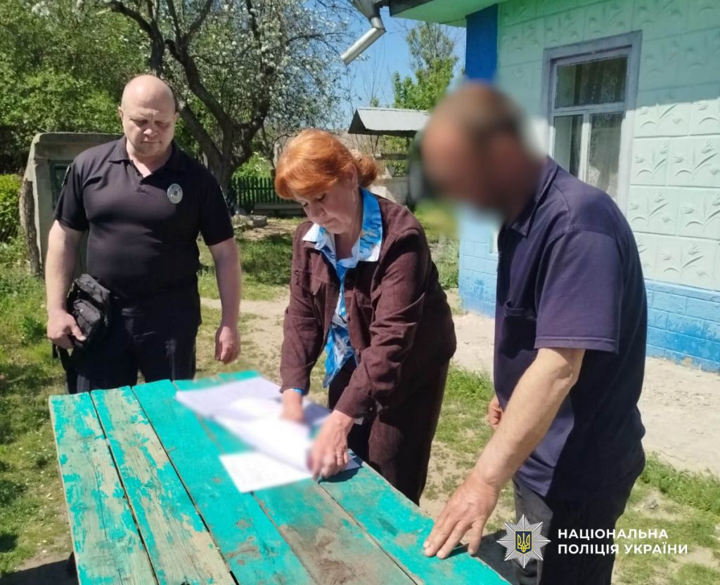 Правоохоронці та соціальні працівники перевіряють умови життя дітей у родинах …