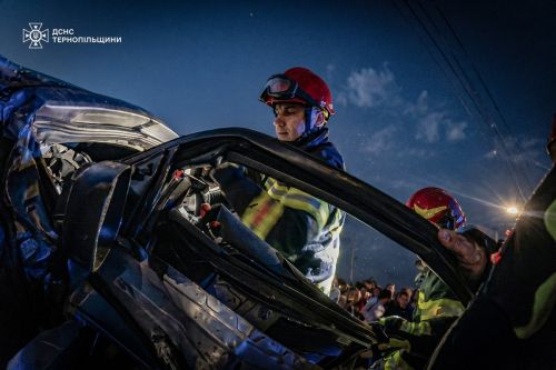 Працівники ДСНС опублікували перші хвилини порятунку після смертельної аварії на …