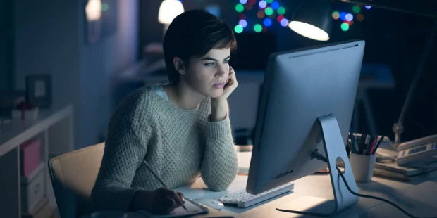 Працівників в Україні хочуть контролювати через камери та листування