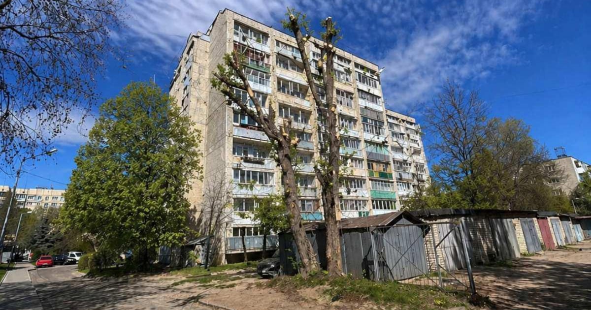 Працівниці райадміністрації Львова оголосили догану за ШІ-фото обрізання дерев