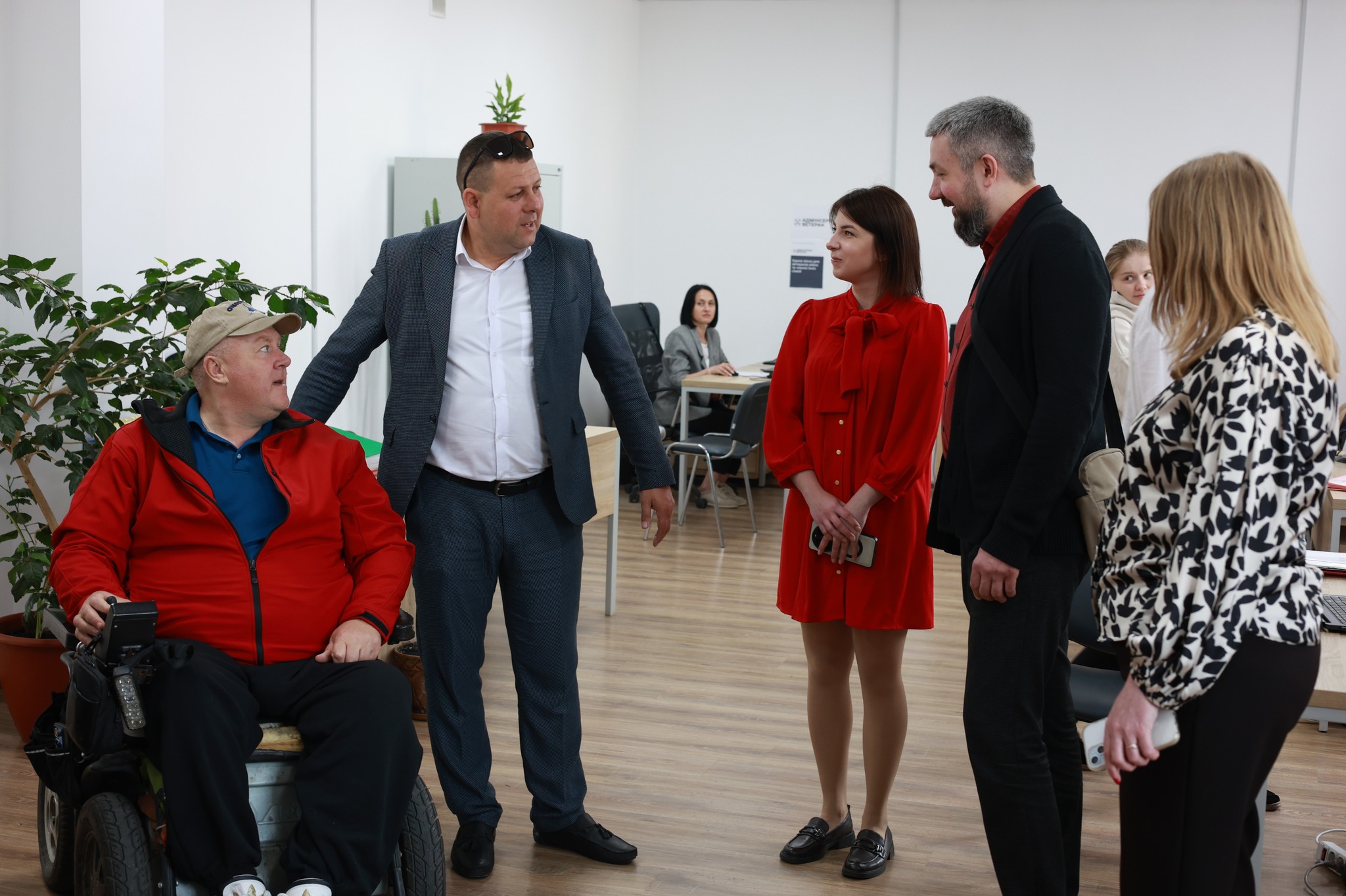 Представники Хмельницької ОВА перевірили умови безбар’єрного доступу ЦНАПів у двох …