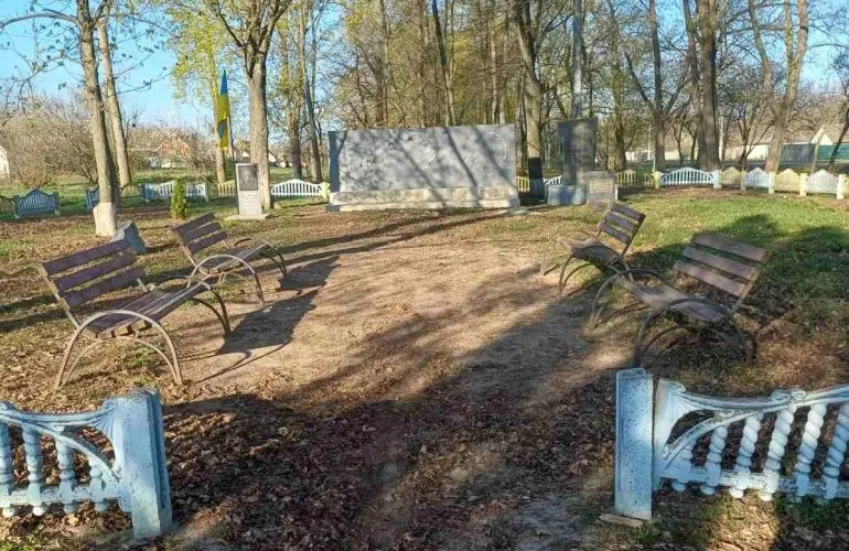 У Шарківщині прибрали комуністичну символіку та встановили пам’ятник