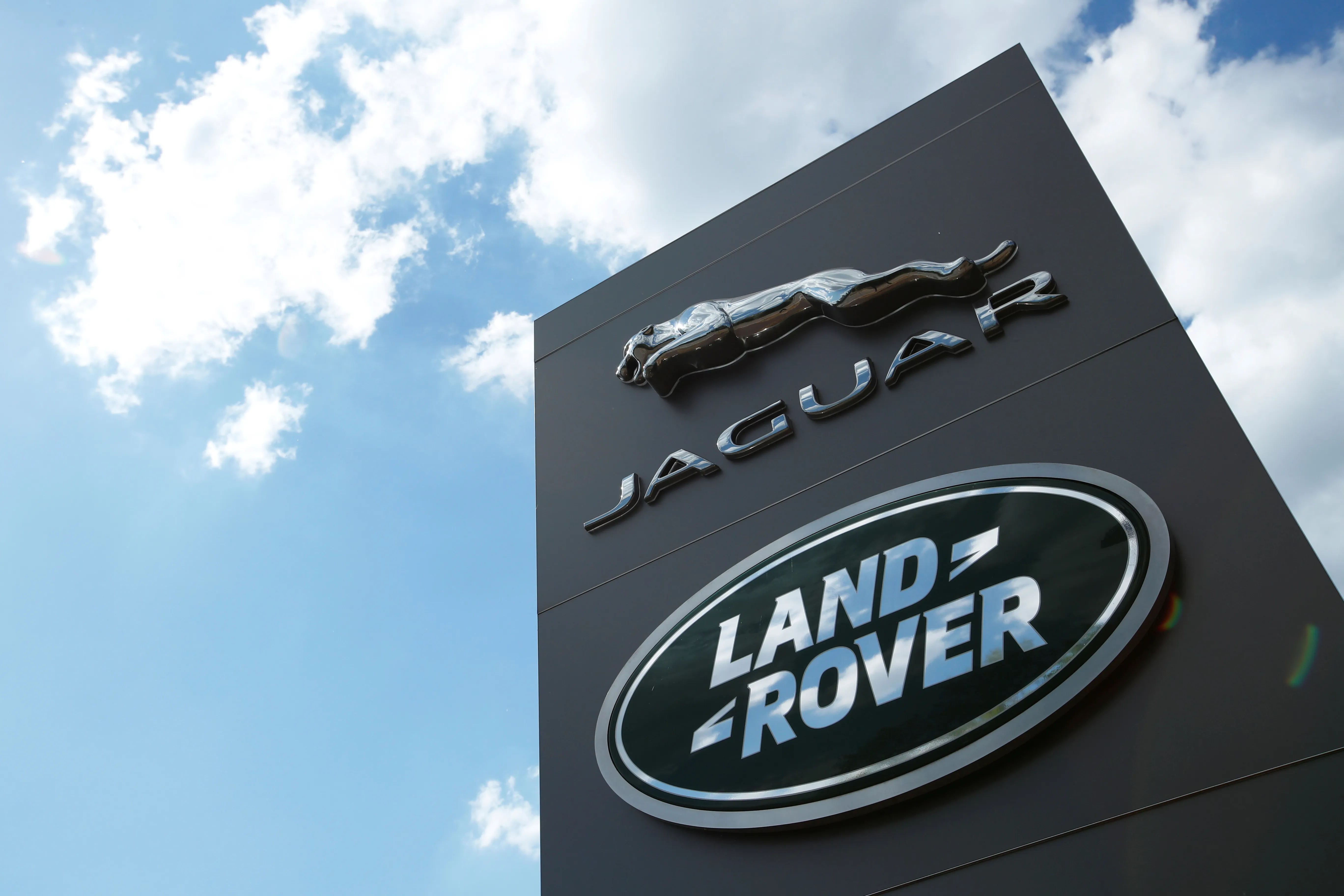 Прибуток Jaguar Land Rover обвалився на 99% — The Guardian