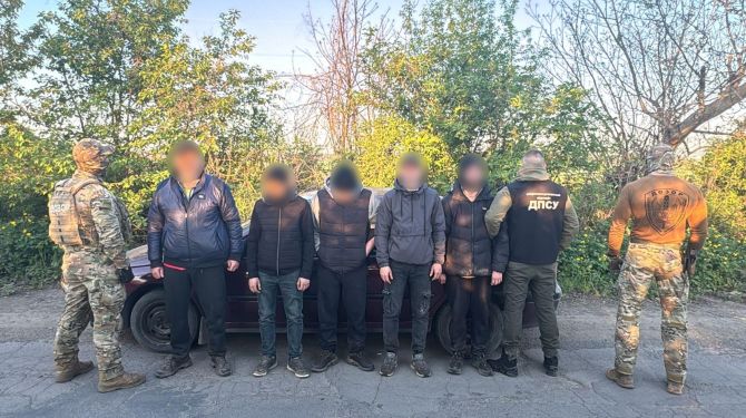 Прикордонники зупинили п'ятьох порушників кордону на Буковині