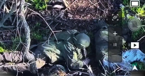 Прикордонники показали, як росіяни на фронті прикидаються мертвими