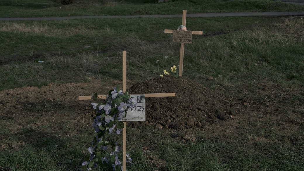 В окупованому Маріуполі знайшли приховане поховання, яке з’явилося у 2022 …