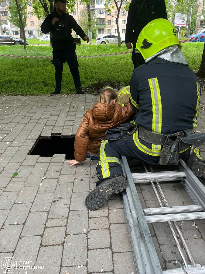 Провалилася в яму глибиною 4 метри: рятувальники розповіли подробиці порятунку …