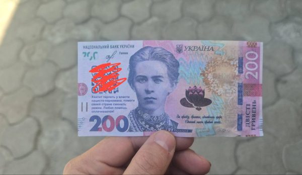 Провокація: ворог скидає з дронів фейкові купюри в Очакові