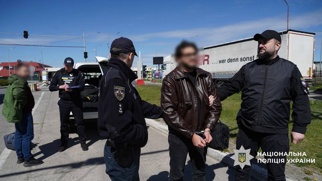 Продавав “авто для ЗСУ” і зникав: організатора схеми екстрадували