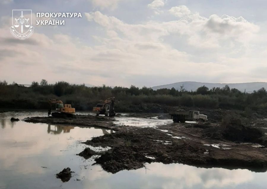 Прокуратура через суд домагається припинення видобутку гравію на Прикарпатті