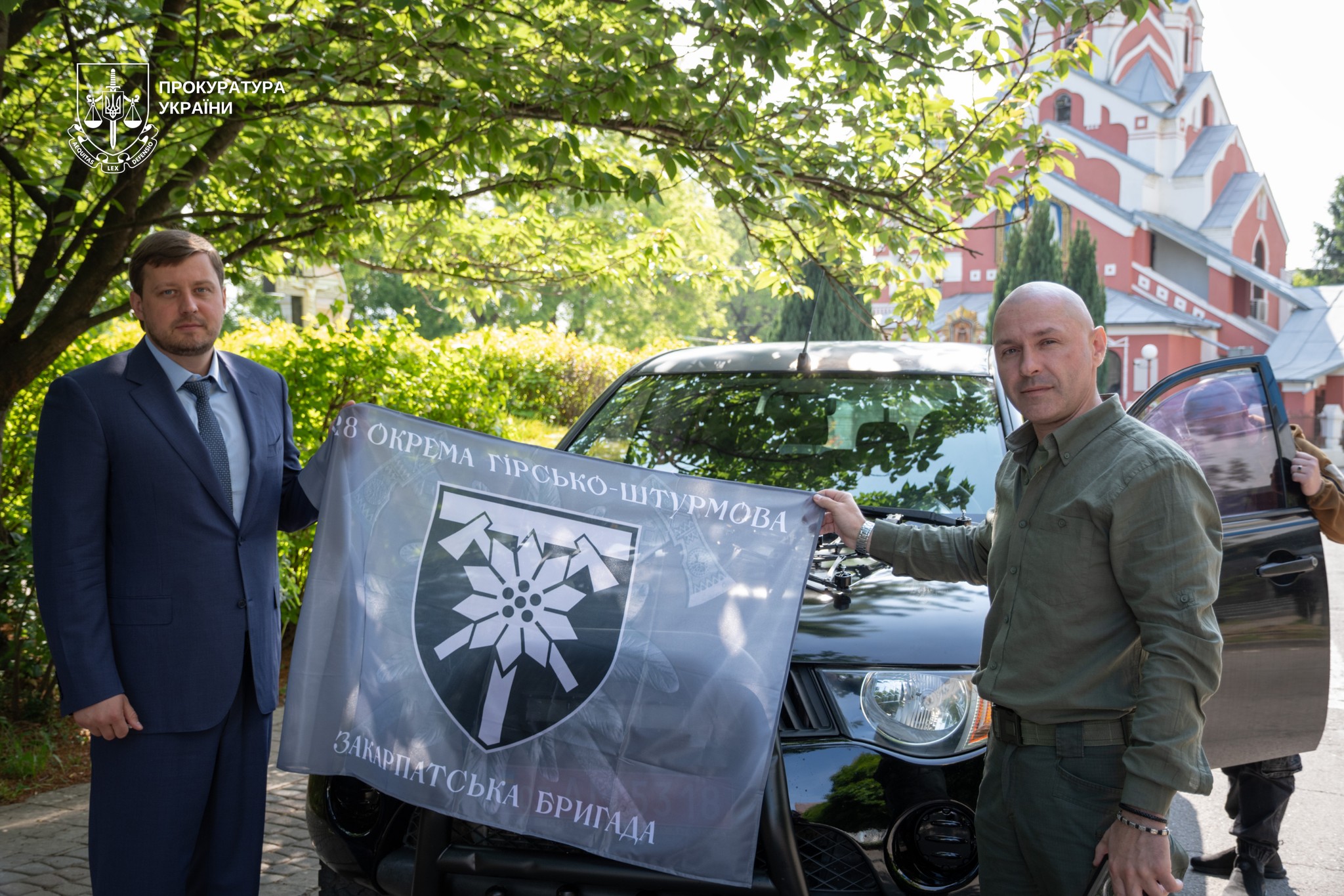 Прокурори Закарпаття передали авто та FPV-дрони військовим 128-ї бригади