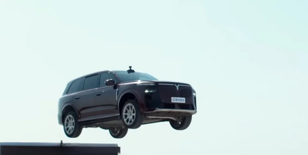 Пролетів 20 метрів: китайці скинули з висоти люксовий кросовер (ВІДЕО)