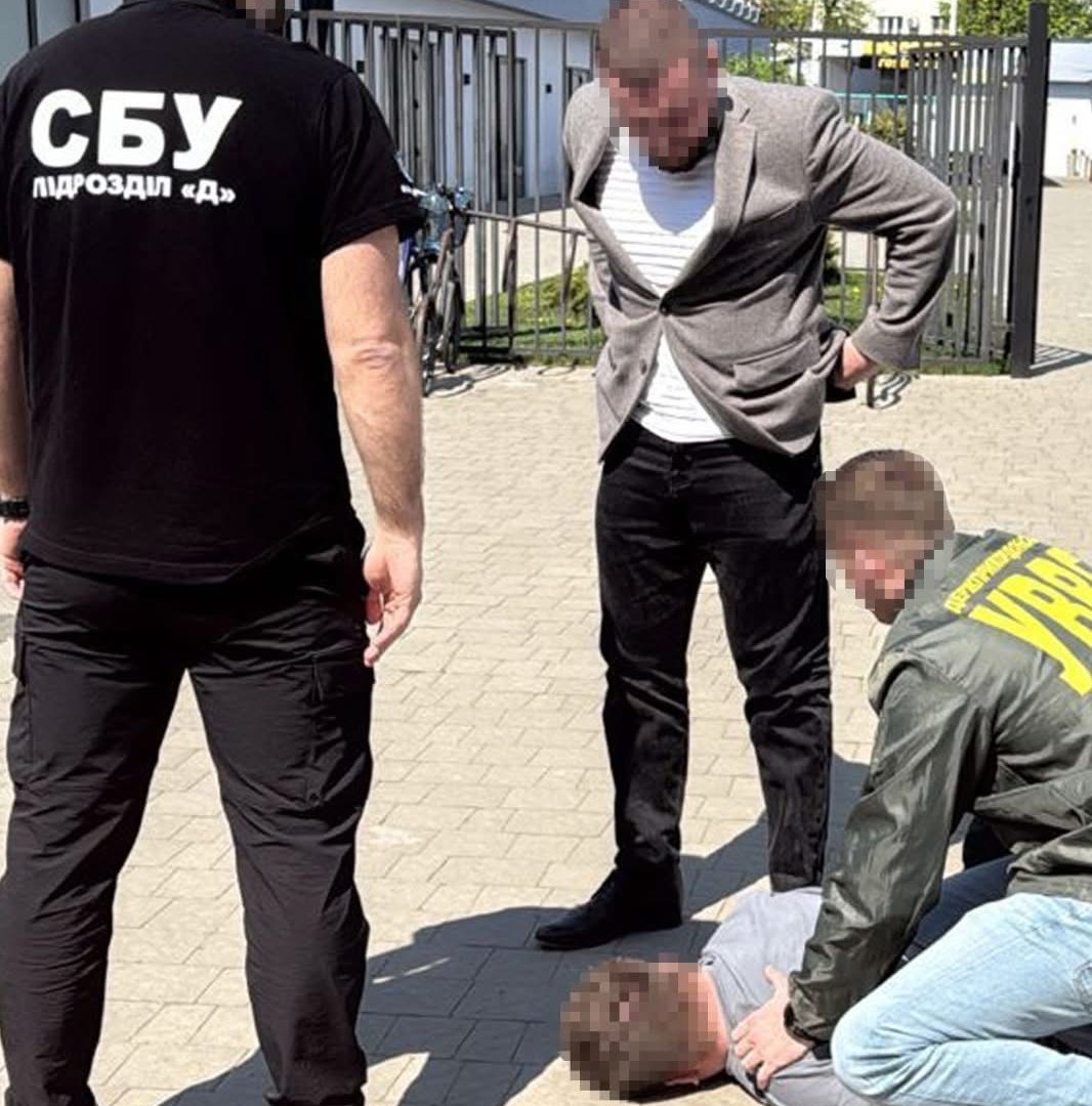 “Пропуск за $500”: на Закарпатті викрили прикордонників, які відкривали шлях …