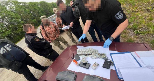 Просили не відкривати справу: на Тернопільщині поліцейського піймали на хабарі