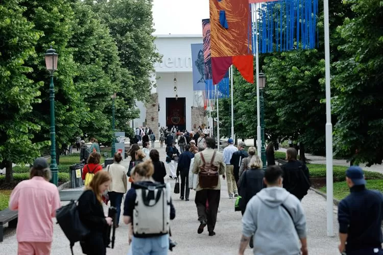 Протести, відставка журі та погрози ЄС: чим запам’яталося відкриття Венеційського …
