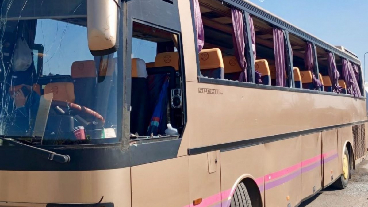 Прошило наскрізь: ворог вдарив дроном біля автобусу із запорізькими дітьми, …