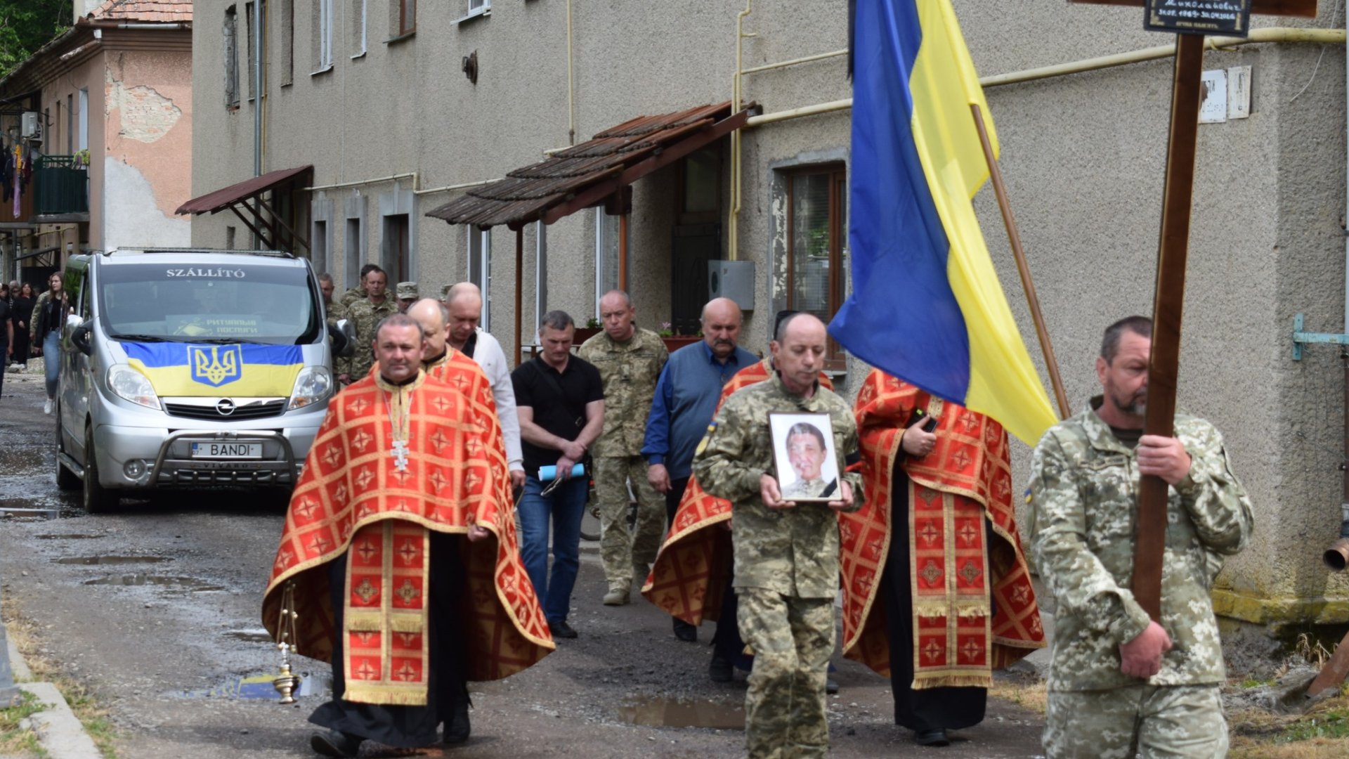 Прощання з Героєм: Берегівська громада віддала шану полеглому воїну Миколі …