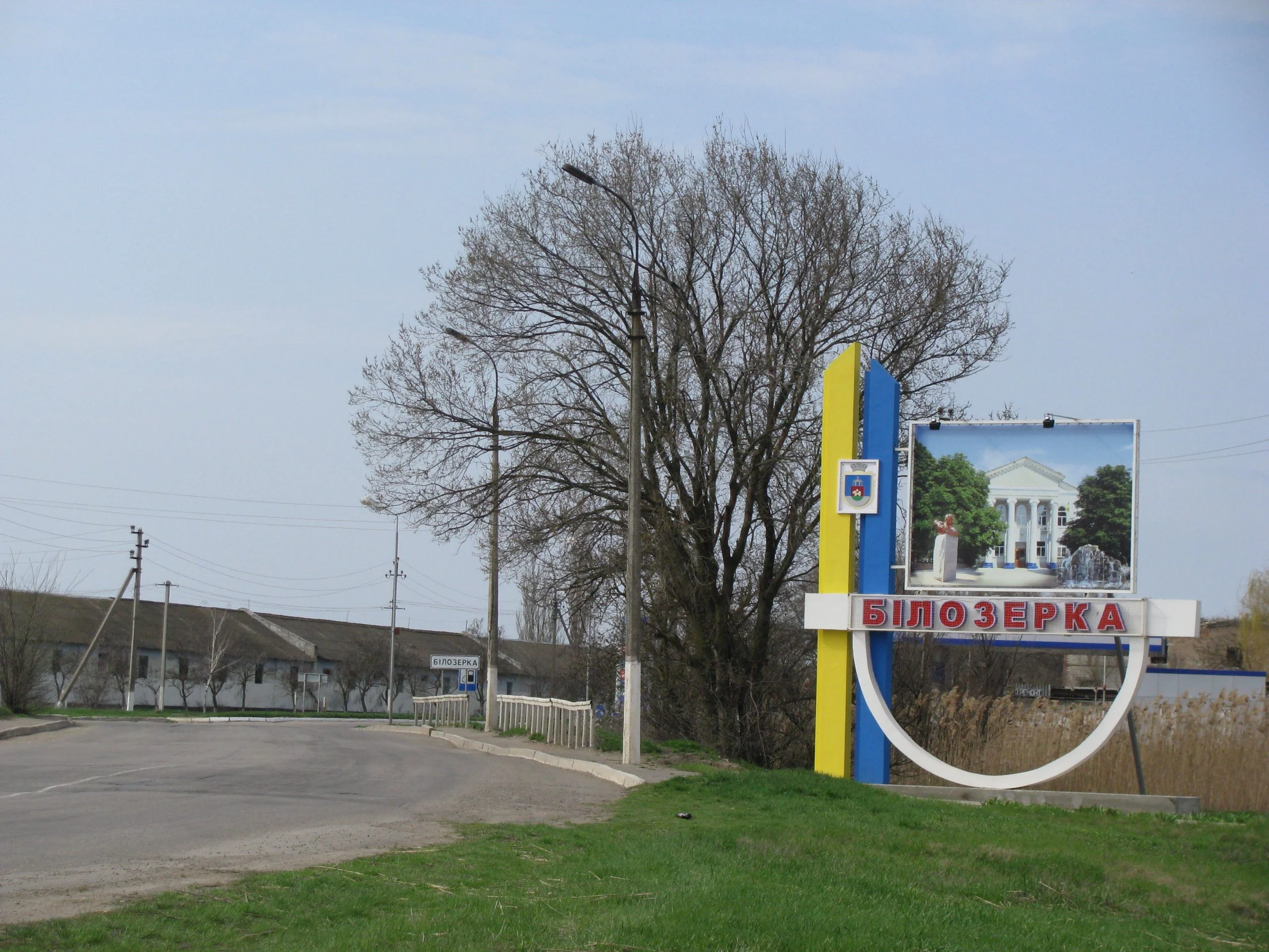 Пусті вулиці та руїни: у мережі показали наслідки обстрілів Білозерки …