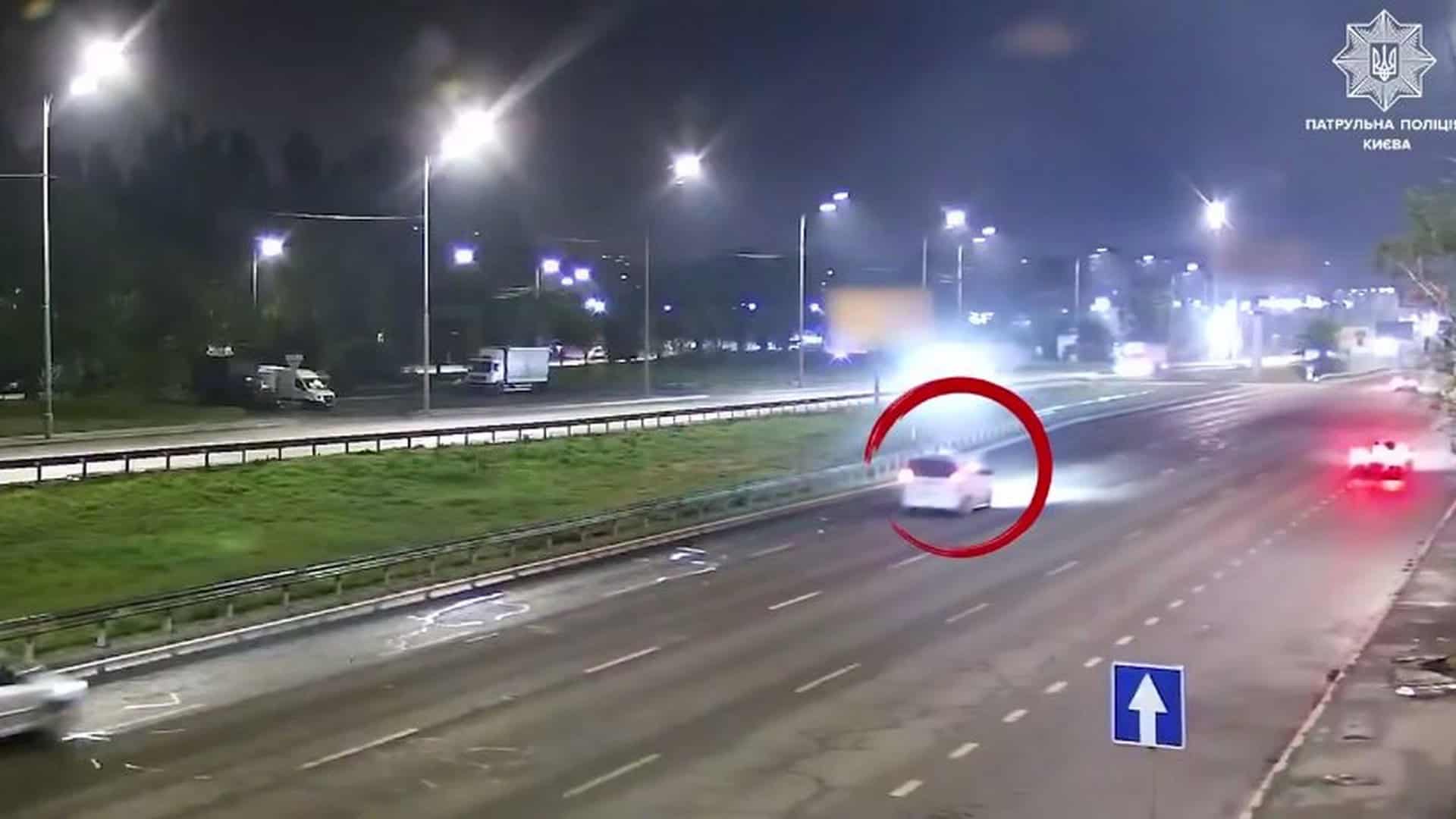 П’яний водій Mercedes врізався у відбійник у Святошині