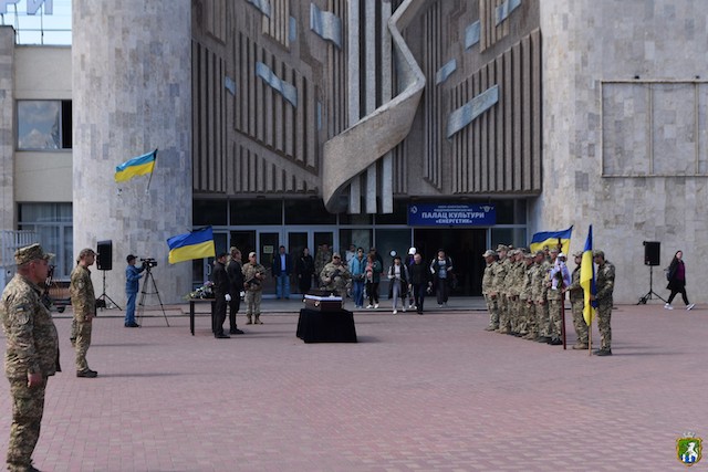 Південноукраїнська громада попрощалася із Захисником України Тимуром Толокольніковим