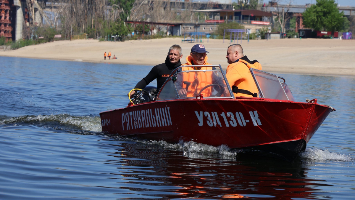 Підводне прибирання стартувало: у Запоріжжі з Дніпра дістають небезпечний мотлох