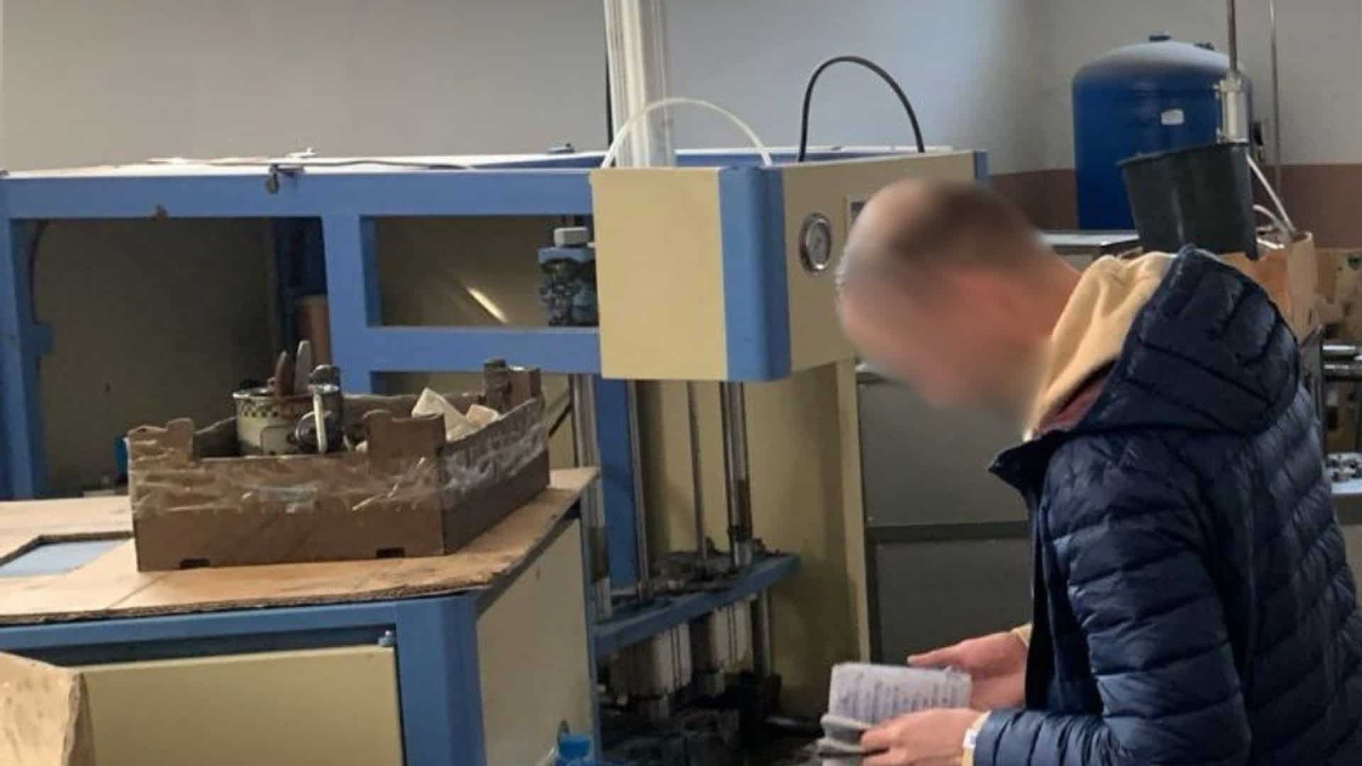 Підпільний цех на Київщині розливав фальшивий алкоголь під відомі бренди