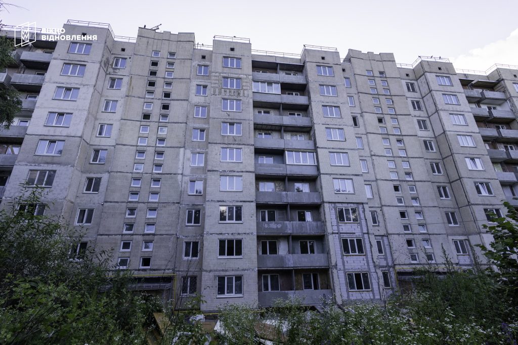 У Києві підрядника, який відновлює пошкоджений будинок, зобов’язали повернути 9,3 …
