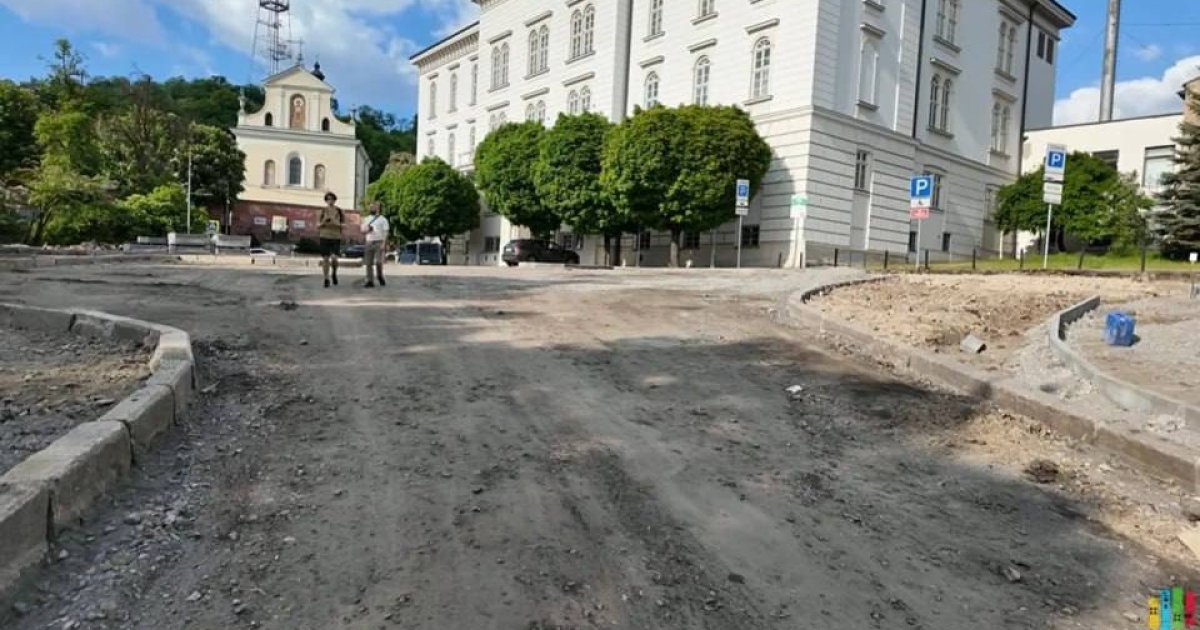 Підрядник помилково заасфальтував зелені зони на вулиці Винниченка у Львові
