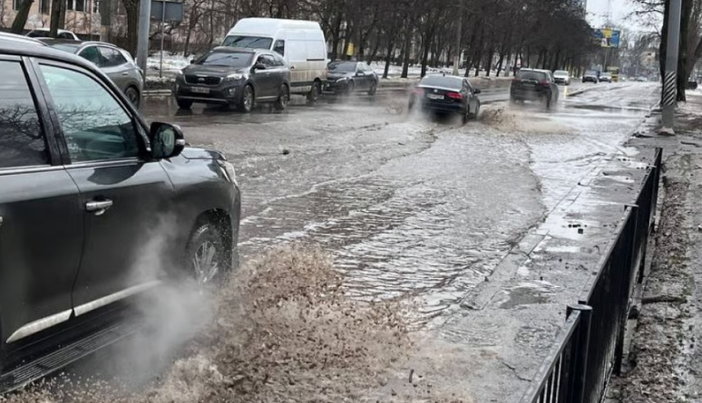 Підтоплення через комунальну аварію паралізувало рух у Києві