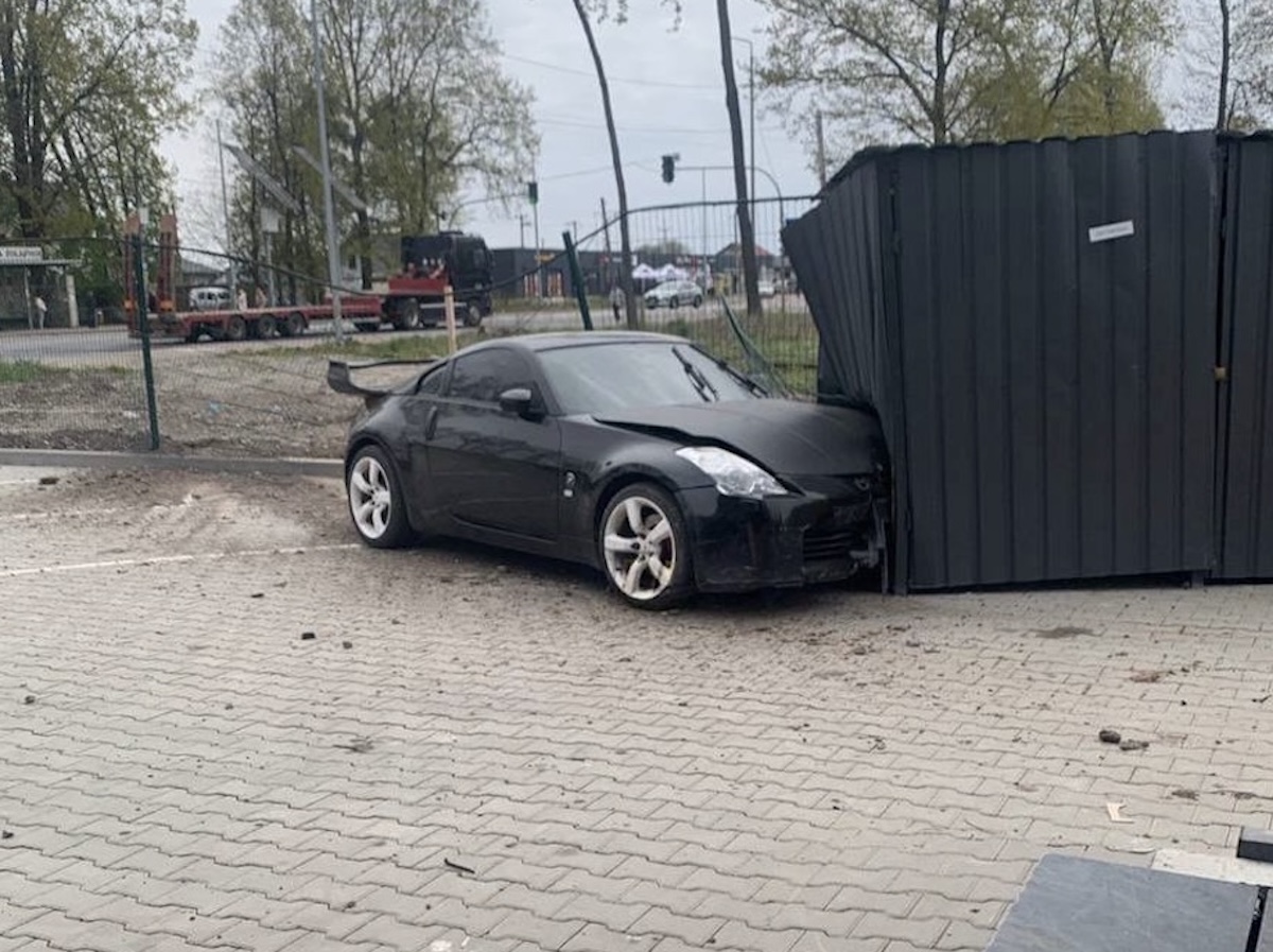 Під Житомиром біля лікарні спорткар Nissan врізався в огорожу