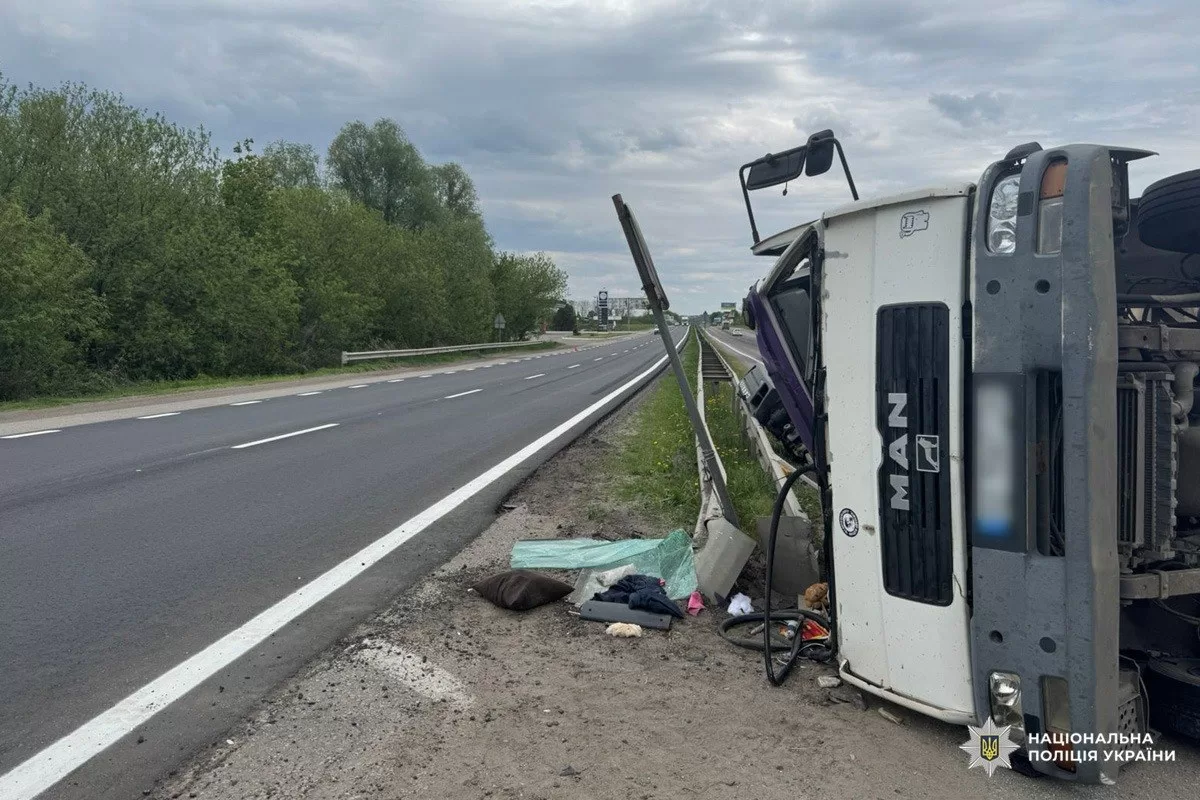Під Харковом перекинулася вантажівка MAN: постраждали батько та син