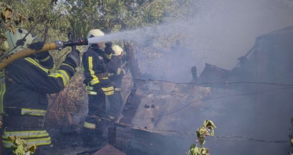 На Закарпатті через спалювання сухостою згорів дачний будинок