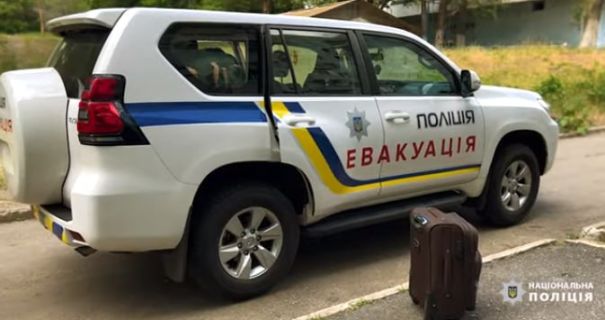 Під атакою FPV-дронів: поліція показала евакуацію жителів Дружківки