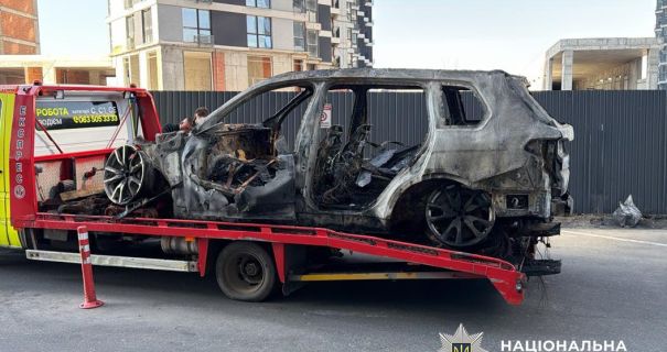 Під виглядом кур'єрів: у Києві двоє чоловіків підпалили BMW столичного …